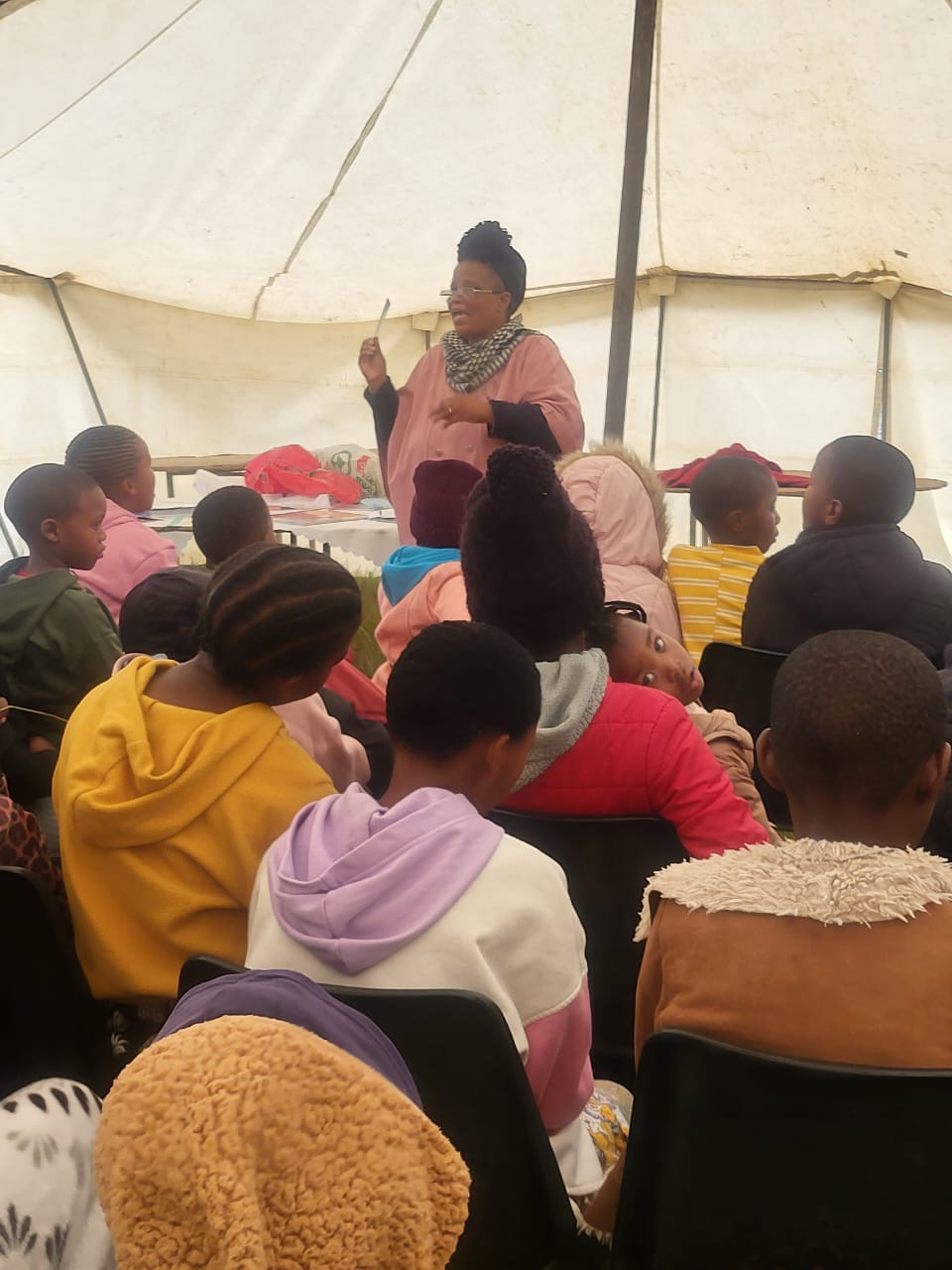 Johannah teaching children in Ikageng.