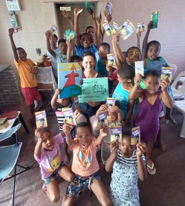 Marie teaching children to reach other children.